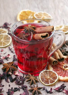 Noel geçmişi. ahşap bir masa üzerinde mulled şarap, kurutulmuş meyve ve baharatlar