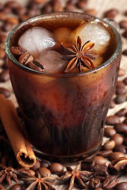 buzlu kahve. siyah kahve ve buz yakın çekim fincan. 