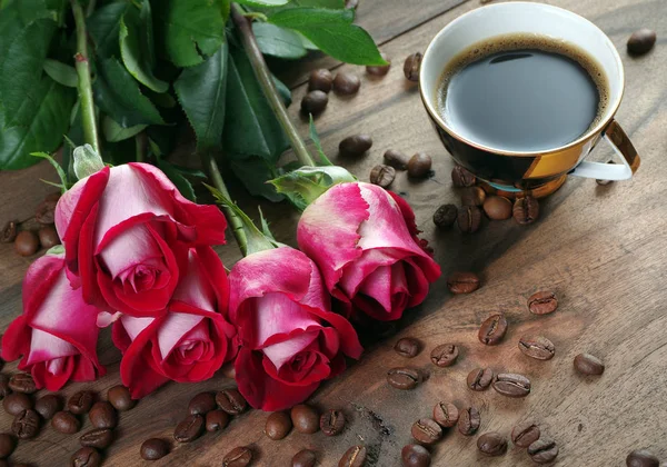 Rosen Und Kaffee Tasse Kaffee Und Ein Strauß Rosen Auf — Stockfoto