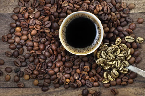 Arany Kávébab Csésze Kávét Koncepció Luxus Rendkívüli Kávébab Egy Kanál — Stock Fotó