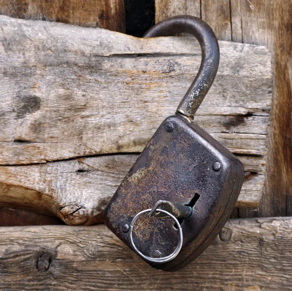 Viejo Candado Oxidado Puerta Madera Vieja Candado Cuchillos — Foto de Stock