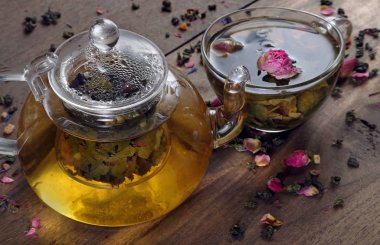 sıcak çaydanlık. taze demlenmiş çay. ahşap bir masada çay ve gül.