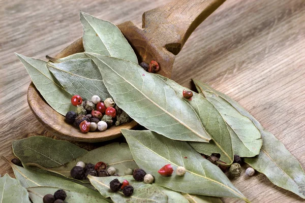 Dry Bay Leaf Wooden Table Bay Leaf Pepper Mixture Wooden — Stock Photo, Image
