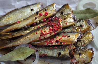 Tütsülenmiş balık ve baharatlar yakın plan. Pembe ve siyah biberli tütsülenmiş balık.
