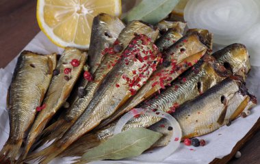 Tütsülenmiş balık ve baharatlar yakın plan. Pembe ve siyah biberli tütsülenmiş balık.