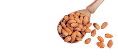 Tahta kaşıktaki bademler beyaza izole edilmiş. Boşlukları kopyala