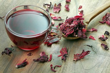 Hibiscus çayı. Tahta kaşıkta Hibiscus ve bir fincan taze çay. Soğuk algınlığı ve grip için vitamin çayı.