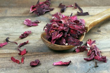 Tahta kaşıkta kuru amber. Ahşap bir masada kurumuş amber yaprağı. Amfibik çayı. Soğuk algınlığı ve grip için vitamin çayı.