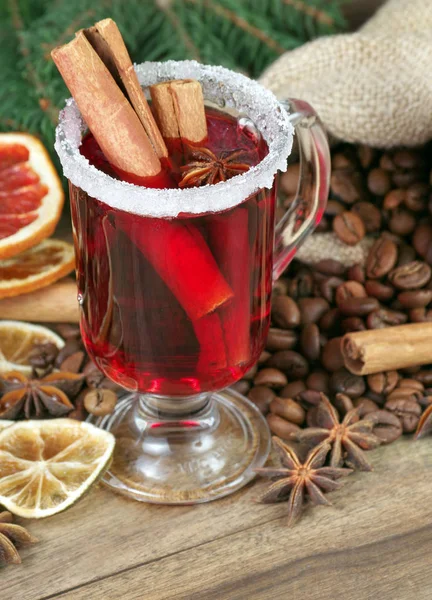 Kerst Achtergrond Glühwein Gedroogde Vruchten Koffiebonen Specerijen Een Houten Tafel — Stockfoto