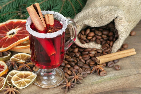 Kerst Achtergrond Glühwein Gedroogde Vruchten Koffiebonen Specerijen Een Houten Tafel — Stockfoto