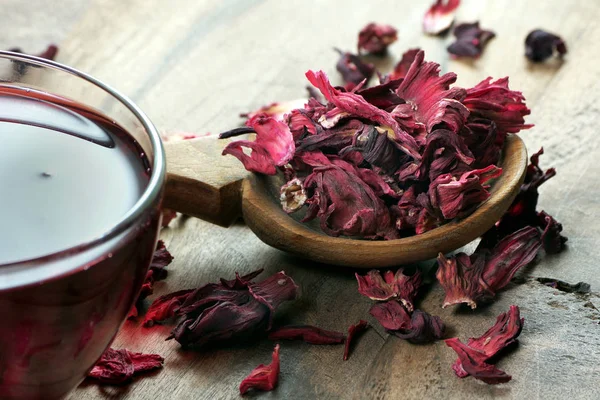 芙蓉茶 木勺中的芙蓉和一杯鲜茶 用于感冒和流感的维生素茶 — 图库照片