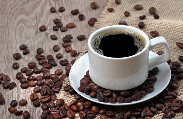 Kávébab Egy Csésze Kávé Kávé Fehér Pohárban — Stock Fotó