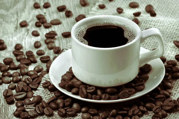 Kávébab Egy Csésze Kávé Kávé Fehér Pohárban — Stock Fotó