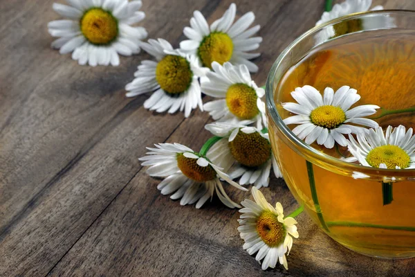 Καλοκαιρινό Τσάι Βότανα Φλιτζάνι Χαμομήλι Και Λουλούδια Χαμομηλιού Ξύλινο Τραπέζι — Φωτογραφία Αρχείου