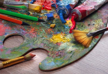 Sanatçı paleti, tüpleri ve fırçaları kapatın.