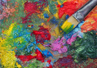 Sanatçının palet ve fırça dokusu arka planı. üst vew