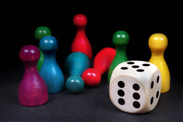 Bunte Spielfiguren Mit Würfeln Auf Schwarzem Brett — Stockfoto