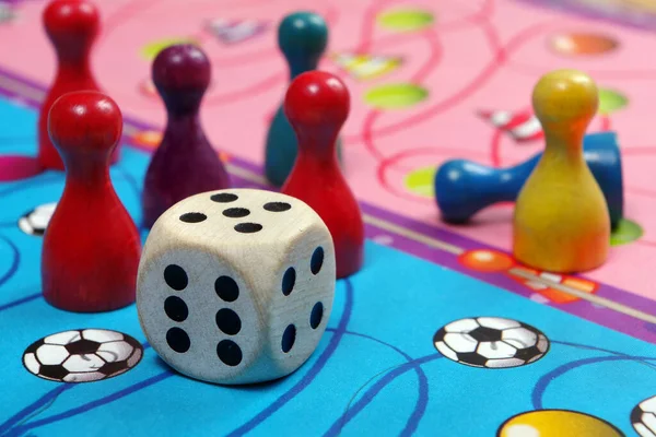 Bunte Spielfiguren Mit Würfeln Auf Einem Spielbrett — Stockfoto