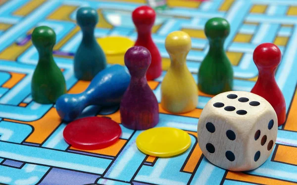 Kleurrijke Speelfiguren Met Dobbelstenen Een Speelbord — Stockfoto