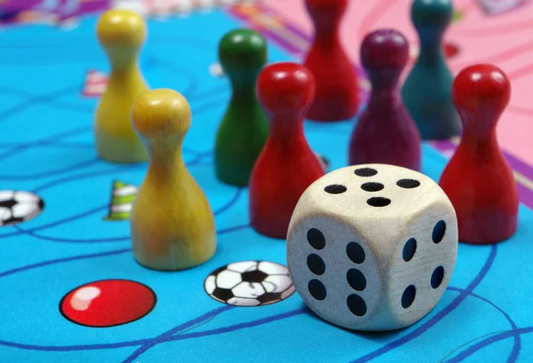 Kleurrijke Speelfiguren Met Dobbelstenen Een Speelbord — Stockfoto