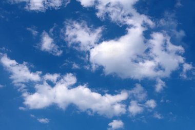 Beyaz bulutlu mavi gökyüzü