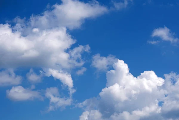 Блакитне Небо Білими Хмарами — стокове фото