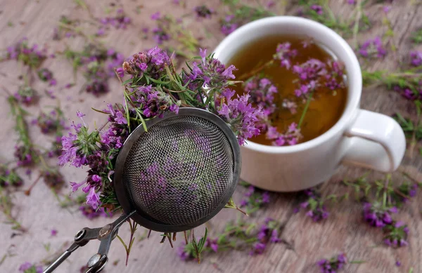 Nyári Gyógynövények Kakukkfű Tea Egy Fából Készült Asztalon Közelről Friss — Stock Fotó