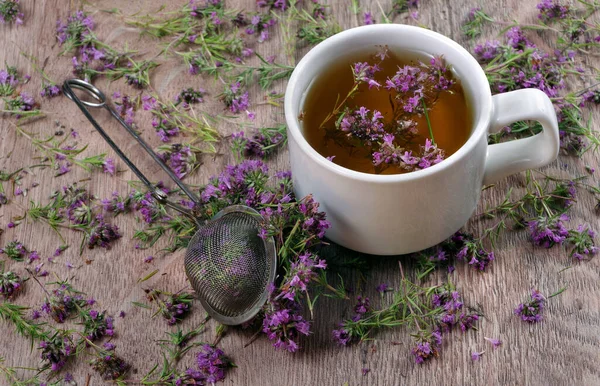 Ervas Medicinais Verão Chá Tomilho Uma Mesa Madeira Perto Flores — Fotografia de Stock