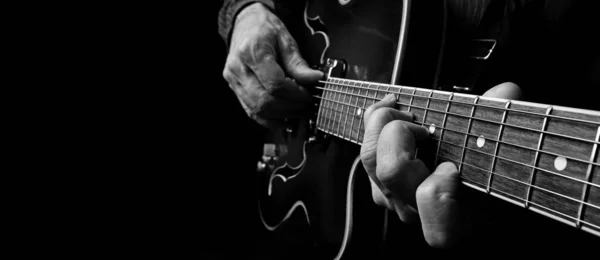 ギタリストの手とギターが閉まる エレキギターを弾いてる コピースペース 黒と白 — ストック写真