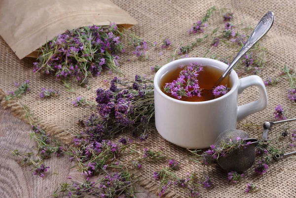 Ervas Medicinais Verão Chá Tomilho Uma Mesa Madeira Perto Flores — Fotografia de Stock