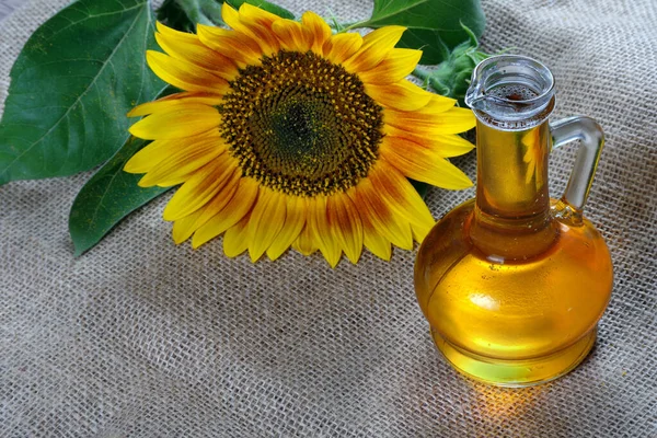 Sonnenblumenöl Und Eine Sonnenblume Auf Dem Tisch Natürliches Pflanzenöl — Stockfoto