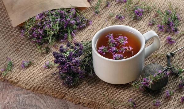 Nyári Gyógynövények Kakukkfű Tea Egy Asztalon Friss Kakukkfű Virágok — Stock Fotó
