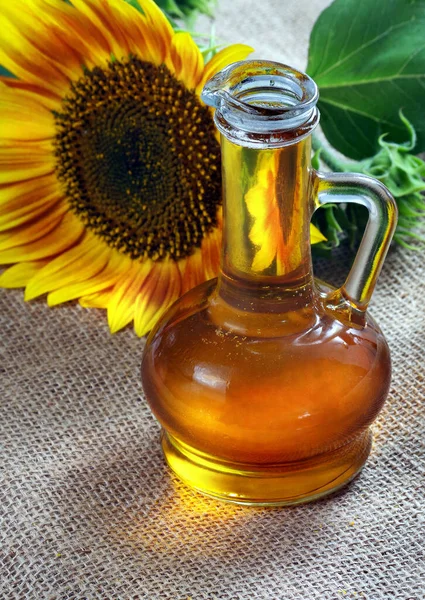 Подсолнечное Масло Цветок Подсолнечника Столе Натуральное Растительное Масло — стоковое фото