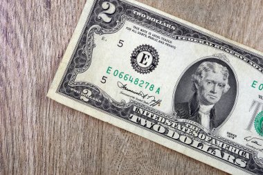 1976 'da ahşap bir masada yapılmış iki dolarlık banknot. Boşluğu kopyala