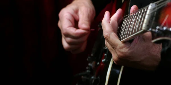 Mãos Guitarrista Guitarra Fundo Preto Perto Tocar Guitarra Eléctrica Espaços — Fotografia de Stock