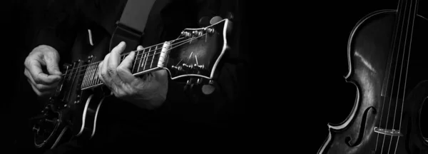 吉他手和吉它在黑色背景上的距离很近 弹电吉他 复制空间 — 图库照片