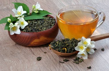 Tahta masada yaseminli yeşil çay.