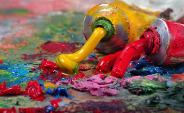 Sanatçının palet ve fırça dokusu arka planı. üst vew