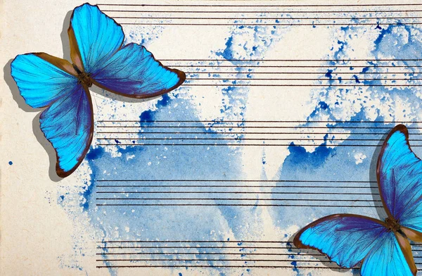 モルフォブルー蝶とノート 蝶のメロディー 青い水彩画の古い楽譜 ブルース音楽の概念 要旨青水彩画背景 — ストック写真