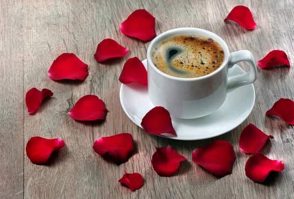 Романтический Кофе Заметьте Люблю Чашка Кофе Лепестки Красных Роз Столе — стоковое фото