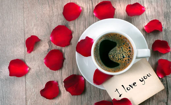 Ρομαντικός Καφές Σημειώστε Αγαπώ Φλιτζάνι Καφέ Και Κόκκινα Ροδοπέταλα Στο — Φωτογραφία Αρχείου