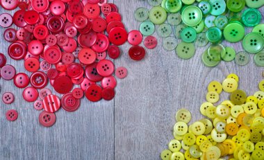 Ahşap bir masada renkli renkli düğmeler. Üst Manzara. Boşluğu kopyala