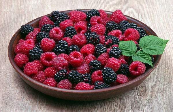 Verse Rijpe Frambozen Bramen Een Houten Tafel Zomer Gezonde Bessen — Stockfoto