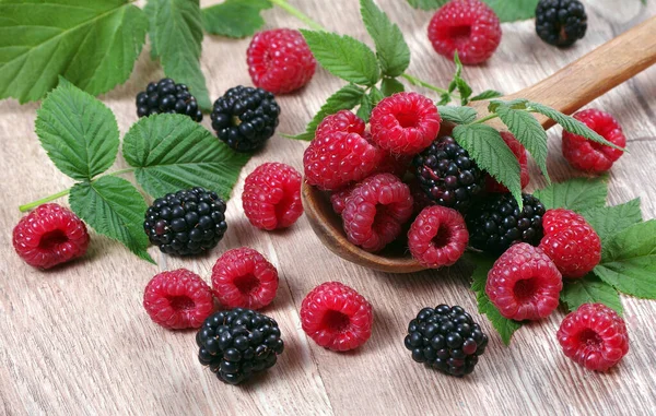 Verse Rijpe Frambozen Bramen Een Houten Tafel Zomer Gezonde Bessen — Stockfoto