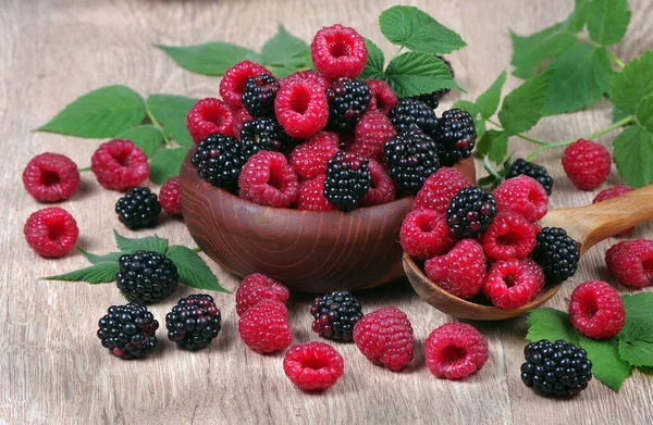 Verse Rijpe Frambozen Bramen Een Houten Tafel Zomer Gezonde Bessen — Stockfoto