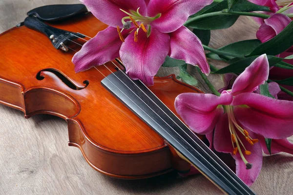 Скрипка Цветы Лилии Деревянном Фоне — стоковое фото