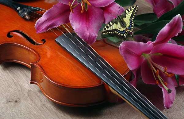Violino Lírio Flores Fundo Madeira — Fotografia de Stock