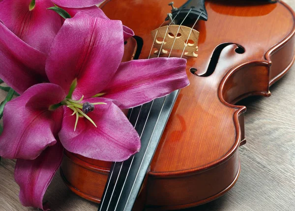 Скрипка Цветы Лилии Деревянном Фоне — стоковое фото