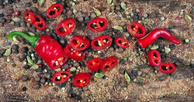 Ahşap bir masada farklı biberlerin karışımı. geleneksel baharatlar.