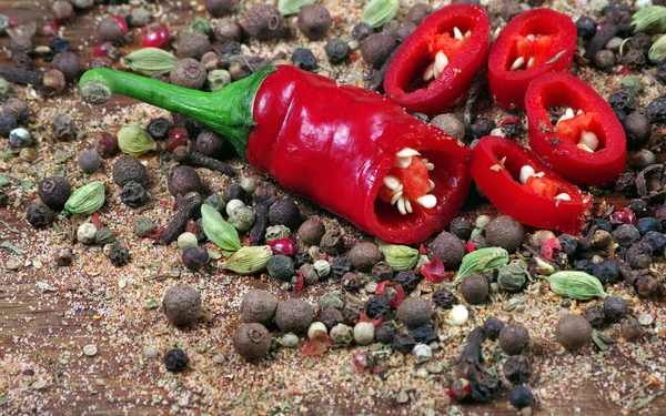 Mistura Pimentas Diferentes Uma Mesa Madeira Especiarias Tradicionais — Fotografia de Stock